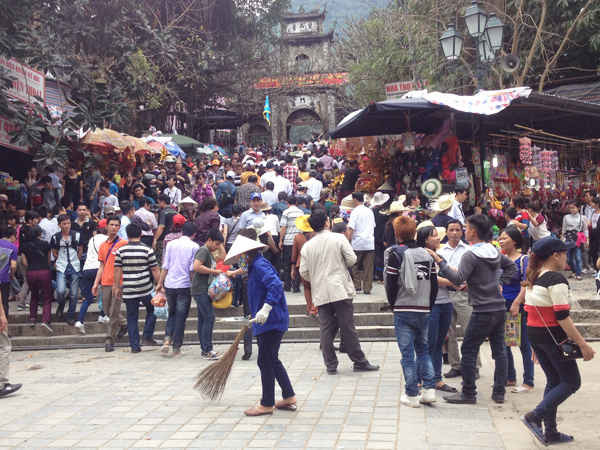 Chùa Hương thu hút hàng chục vạn du khách trong mùa lễ hội
