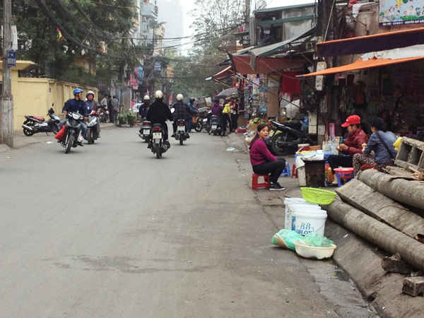 Một số đoạn trên vỉa hè, lòng đường của phố Nguyễn Quý Đức cũng là nơi “toạ lạc” của các hàng bánh hay là nơi họp chợ của những hàng rau, củ, quả