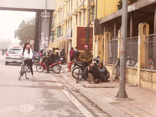 Vẫn trong quận Thanh Xuân, đường Nguyễn Trãi cũng là tuyến phố tập trung nhiều người trẻ bán hàng rong trên lòng đường và cả những cụ già sửa xe trên vỉa hè