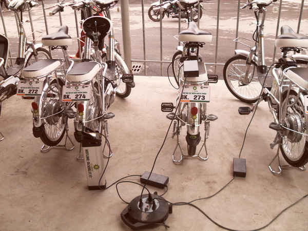  Xe đạp điện đang được sạc pin năng lượng mặt trời, loại pin tiết kiệm năng lượng, không gây ô nhiễm môi trường