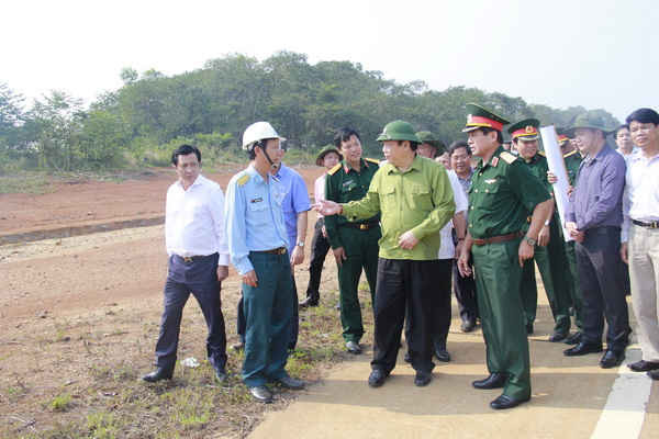 Phó Chủ tịch Quốc hội Huỳnh Ngọc Sơn (hàng đầu, đứng ở giữa) và Đoàn công tác đang hỏi thăm đơn vị thi công đường Trường Sơn Đông