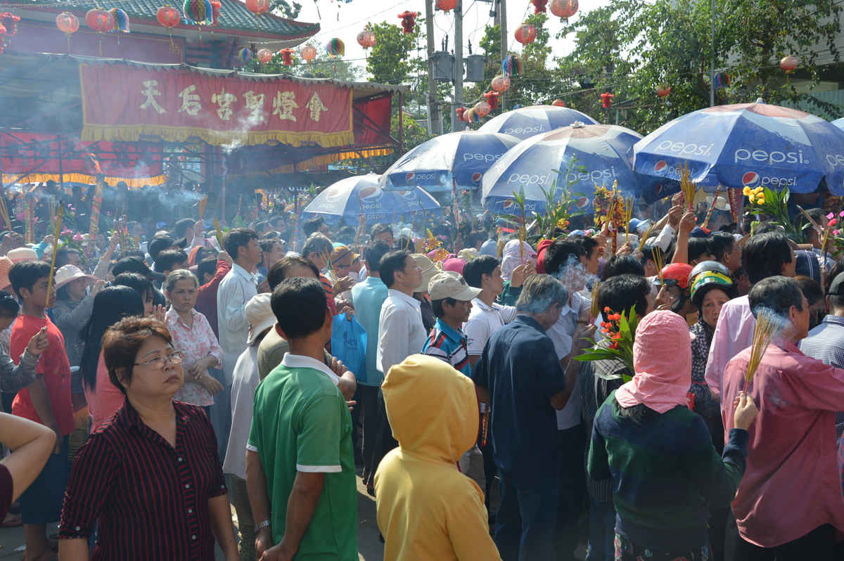 Lê hội Chùa Bà thu hút hàng vạn người dân tham dự 