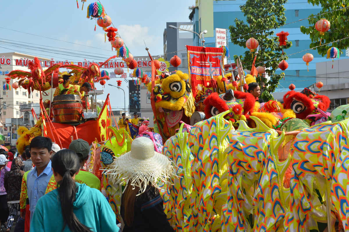 Múa lân sư rồng trong lễ hội Chùa Bà 