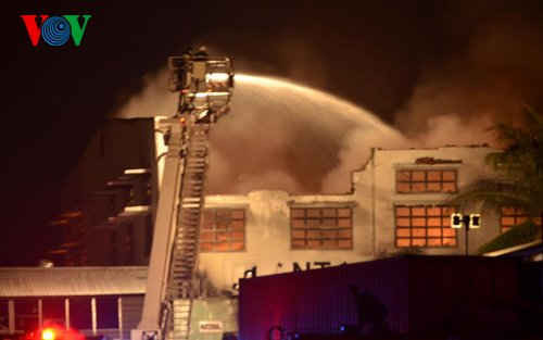 Hỏa hoạn đã thiêu rụi gần 5000m2 nhà xưởng của công ty 
