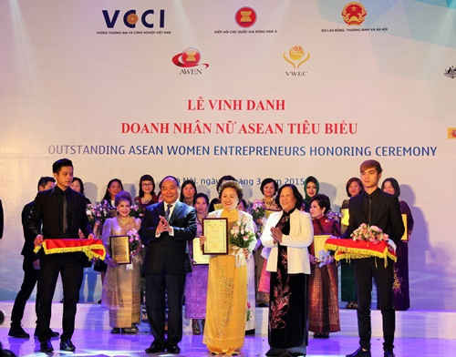 Bà Nguyễn Thị Nga nhận giải thưởng nữ doanh nhân ASEAN tiêu biểu năm 2015