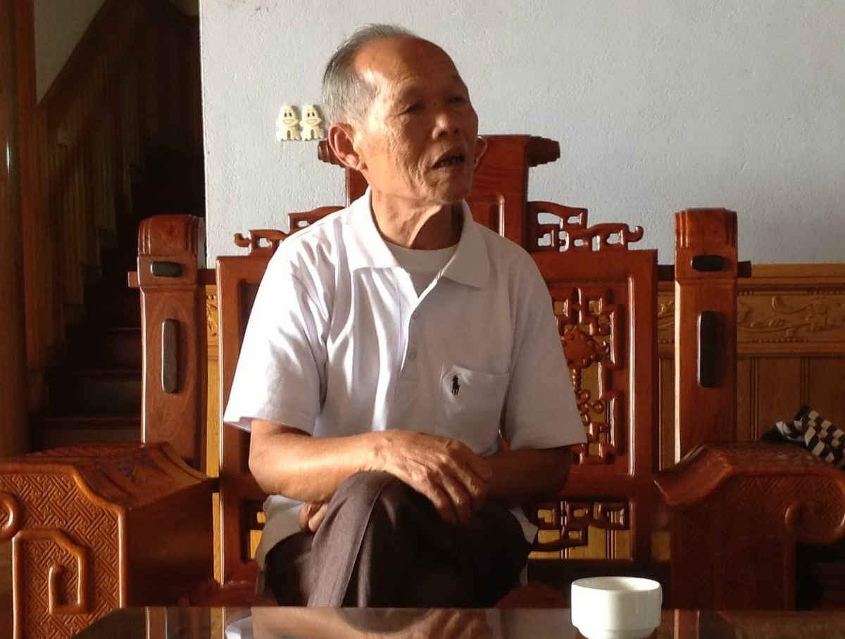 Ông Trần Văn Lự đang trao đổi với PV Báo Tài nguyên & Môi trường