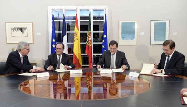 Chủ tịch Ủy ban châu Âu Jean-Claude Juncker, Tổng thống Pháp Francois Hollande, Thủ tướng Tây Ban Nha Mariano Rajoy và Thủ tướng Bồ Đào Nha Pedro Passos Coelho (từ trái qua phải) ký một thỏa thuận trong hội nghị thượng đỉnh về chính sách năng lượng của EU tại Lâu đài Moncloa, Madrid vào ngày 4/3 vừa qua