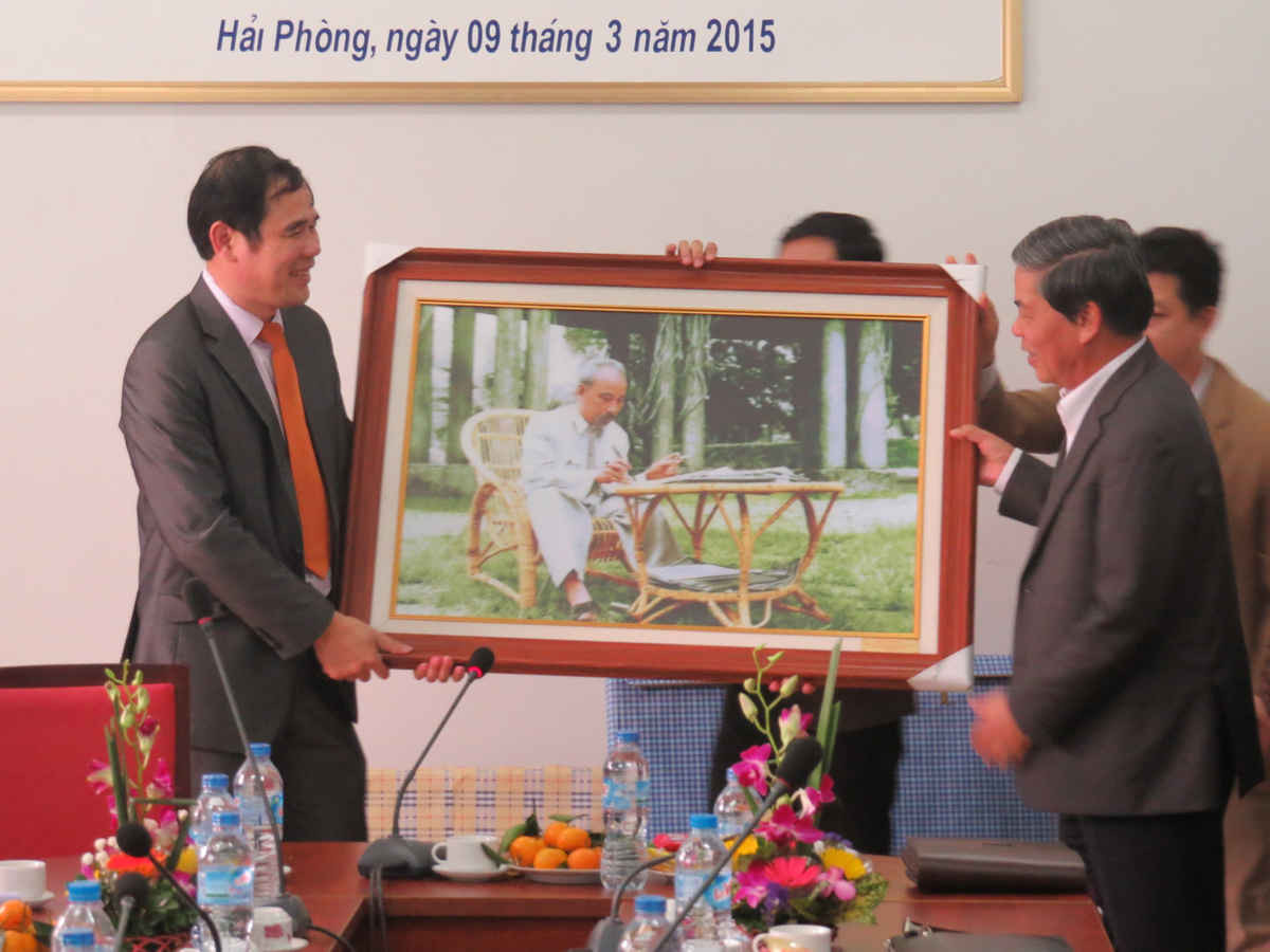Bộ trưởng Nguyễn Minh Quang trao quà lưu niệm cho Đài KTTV khư vực Đông Bắc 