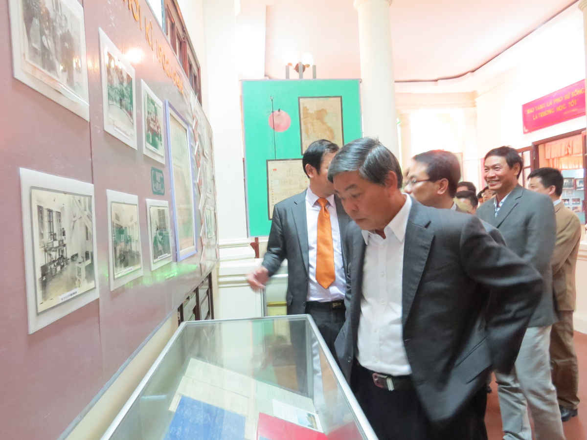 Bộ trường Nguyễn Minh Quang thăm Phòng truyền thống của Đài KTTV khu vực Đông Bắc 