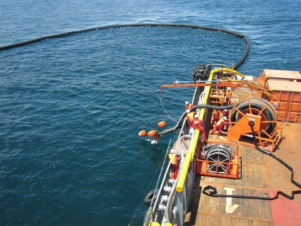 Một tình huống xử lý dầu tràn trên biển 