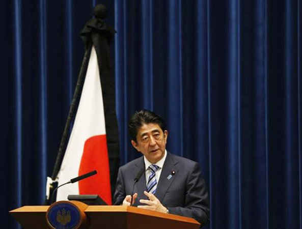 Ngày 10/3, Thủ tướng Nhật Bản Shinzo Abe phát biểu trong cuộc họp báo bên cạnh lá cờ quốc gia của Nhật Bản, được gắn liền với một dải ruy băng đen để tang các nạn nhân xấu số trong trận động đất và sóng thần ngày 11/3/2011