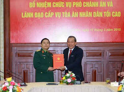 Chánh án TAND Tối cao Trương Hòa Bình trao Quyết định bổ nhiệm Phó Chánh án TAND Tối cao cho ông Nguyễn Văn Hạnh
