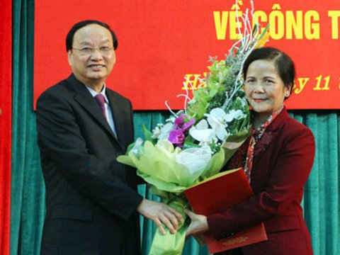 Trưởng Ban Tổ chức TƯ Tô Huy Rứa trao quyết định của Bộ Chính trị cho đồng chí Ngô Thị Doãn Thanh