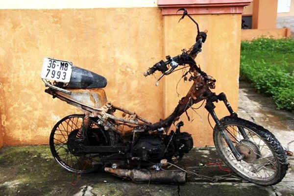 Chiếc xe máy hai đối tượng dùng đi trộm chó bị người dân đốt còn trơ khung