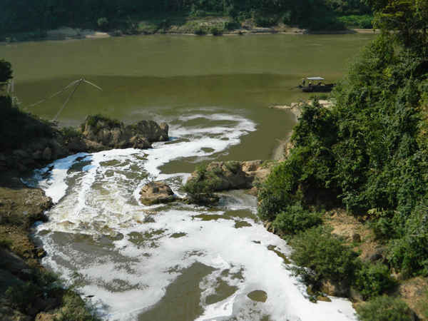 Sông Mã đoạn qua huyện Quan Hóa (Thanh Hóa) bị ô nhiễm nghiêm trọng do nước thải của một nhà máy giấy