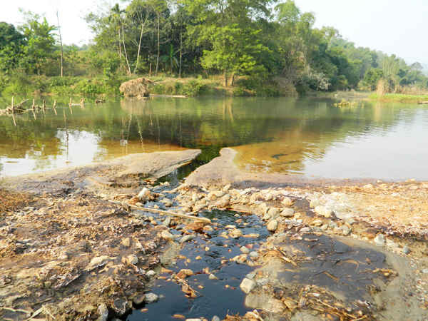 Nước thải công nghiệp chưa qua xử lý đang “bức tử” những dòng sông