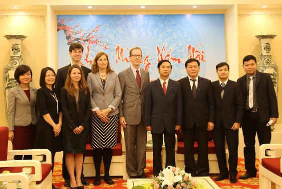 Thứ trưởng Thường trực Đặng Văn Hiếu; ông Joakim Parker, Giám đốc Quốc gia, Cơ quan Phát triển Quốc tế Hoa Kỳ (USAID) tại Việt Nam cùng các đại biểu tại buổi tiếp.