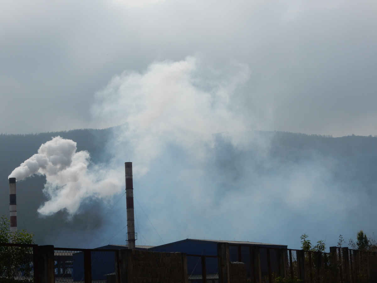Khói của Nhà máy xử lý rác Nghi Yên (ECOVI) hàng ngày “hun khói” người dân
