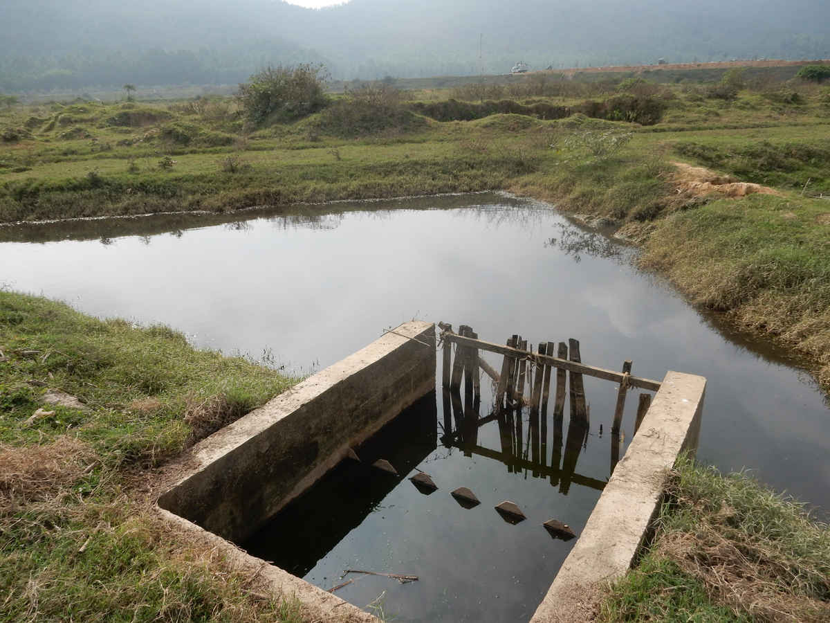 Nước rỉ rác đen ngòm của Khu liên hợp xử lý chất thải rắn Nghi Yên trước khi thải ra sông Cấm