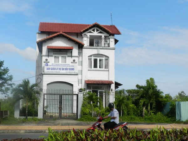 66ha đất tại vị trí đắc địa giữa tỉnh lỵ Hậu Giang đã bị Tổng Công ty Cổ phần Xây lắp Dầu khí Việt Nam (PVC) rào bỏ hoang trong dự án Khu dân cư phát triển đô thị (khu vực 2 và 3, phường V, thành phố Vị Thanh) suốt từ năm 2008 tới nay.