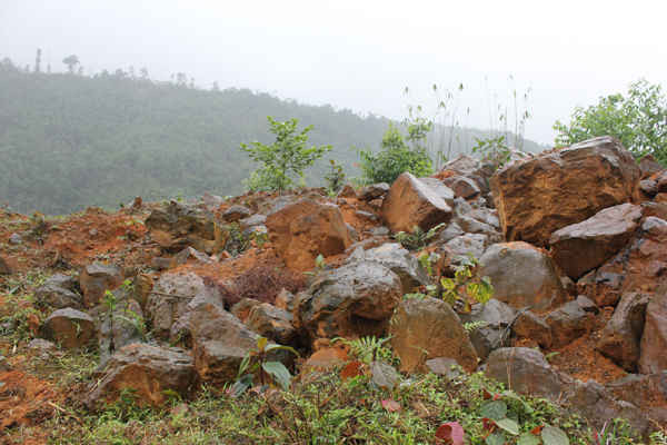 Khu vực quặng sắt lộ thiên tại Khe Bằng xã Trung Sơn, huyện Yên Lập.