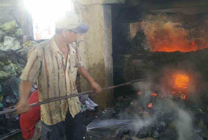 Công nhân đang thực hiện việc đốt lò