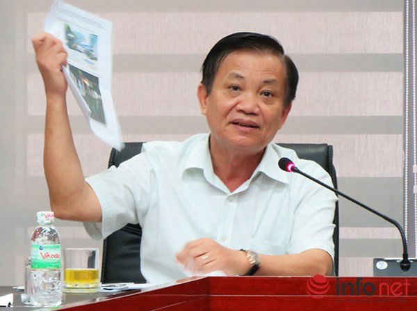 Ông Trần Thọ, Bí thư Thành ủy, Chủ tịch HĐND TP Đà Nẵng đưa ra các hình ảnh mà Infonet phản ảnh để phê phán tình trạng nhân viên vệ sinh môi trường 