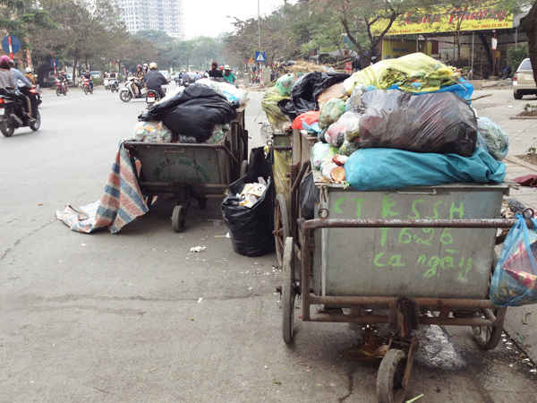 Những xe rác nằm chình ình trên lòng đường gần ngã ba đầu ngõ 57 Nguyễn Khánh Toàn