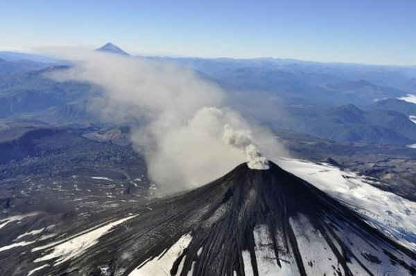Một điểm trên không cho thấy khói và tro bụi bốc lên từ núi lửa Villarrica ngày 18/3