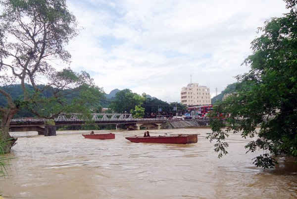 Sông Lô đoạn chảy qua cầu Yên Biên, TP Hà Giang vào mùa lũ. Ảnh: Đình Hợp