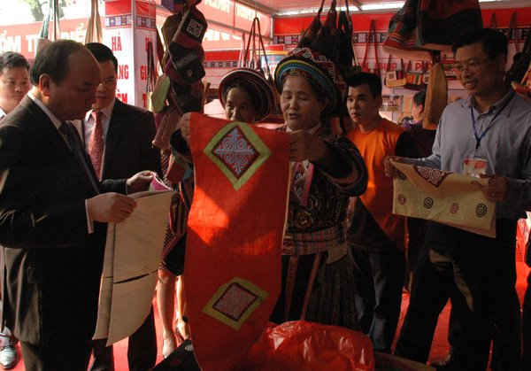 Đồng chí Nguyễn Xuân Phúc trực tiếp kiểm tra sản phẩm của người thợ vùng cao Tây Bắc