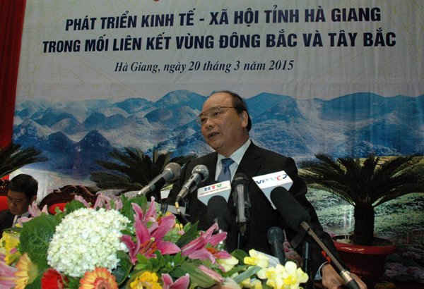 Phó Thủ tướng Nguyễn Xuân Phúc, Trưởng Ban chỉ đạo Tây Bắc phát biểu, phân tích những khó khăn cũng như những nguồn lực, thuận lợi của Hà Giang để phát triển trong mối liên kết vùng Đông Bắc và Tây Bắc