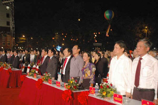 Đông đảo cán bộ lãnh đạo các bộ, ban, ngành và hàng ngàn nhân dân đã đến quảng trường Trung tâm tỉnh Hà Giang để chứng kiến giờ phút trọng đại của Lễ kỷ niệm