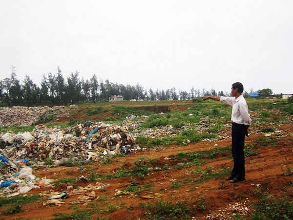 Ông Nguyễn Văn Vinh, Trưởng khu phố Hòa Lý, TT. Cửa Tùng (huyện Vĩnh Linh) cho biết bãi rác cũ gây ô nhiễm nghiêm trọng.