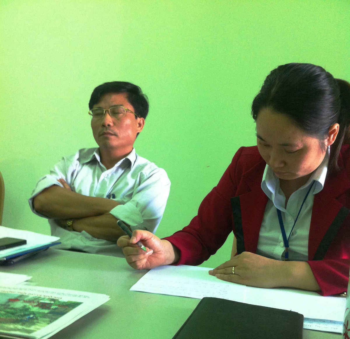Ông Nguyễn Văn Giang, Chủ tịch UBND phường Tây Mỗ trả lời phóng viên trong tình trạng nồng nặc hơi men