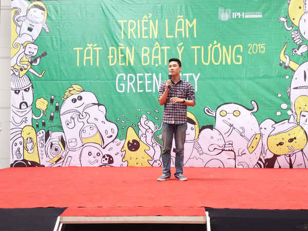 Anh Lê Việt Dũng - Trưởng ban đối ngoại của cuộc thi “Tắt đèn bật ý tưởng 2015” phát biểu tại triển lãm
