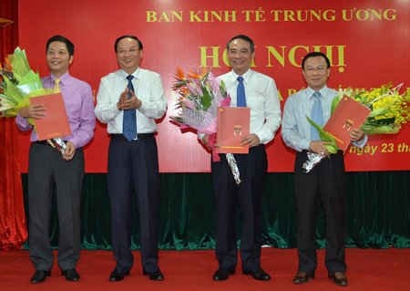 Ông Tô Huy Rứa trao Quyết định bổ nhiệm Phó Trưởng Ban Kinh tế TƯ cho các ông Trương Quang Nghĩa (thứ hai từ phải sang), Trần Văn Hiếu (ngoài cùng bên phải) và Trần Tuấn Anh (ngoài cùng bên trái).