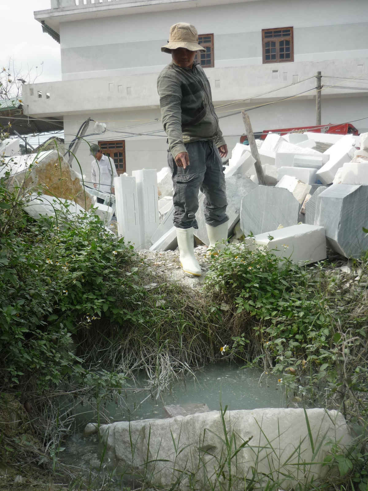 Chính quyền Đà Nẵng phải ra “tối hậu thư” để giải quyết vấn nạn ô nhiễm môi trường ở làng đá mỹ nghệ Non Nước.