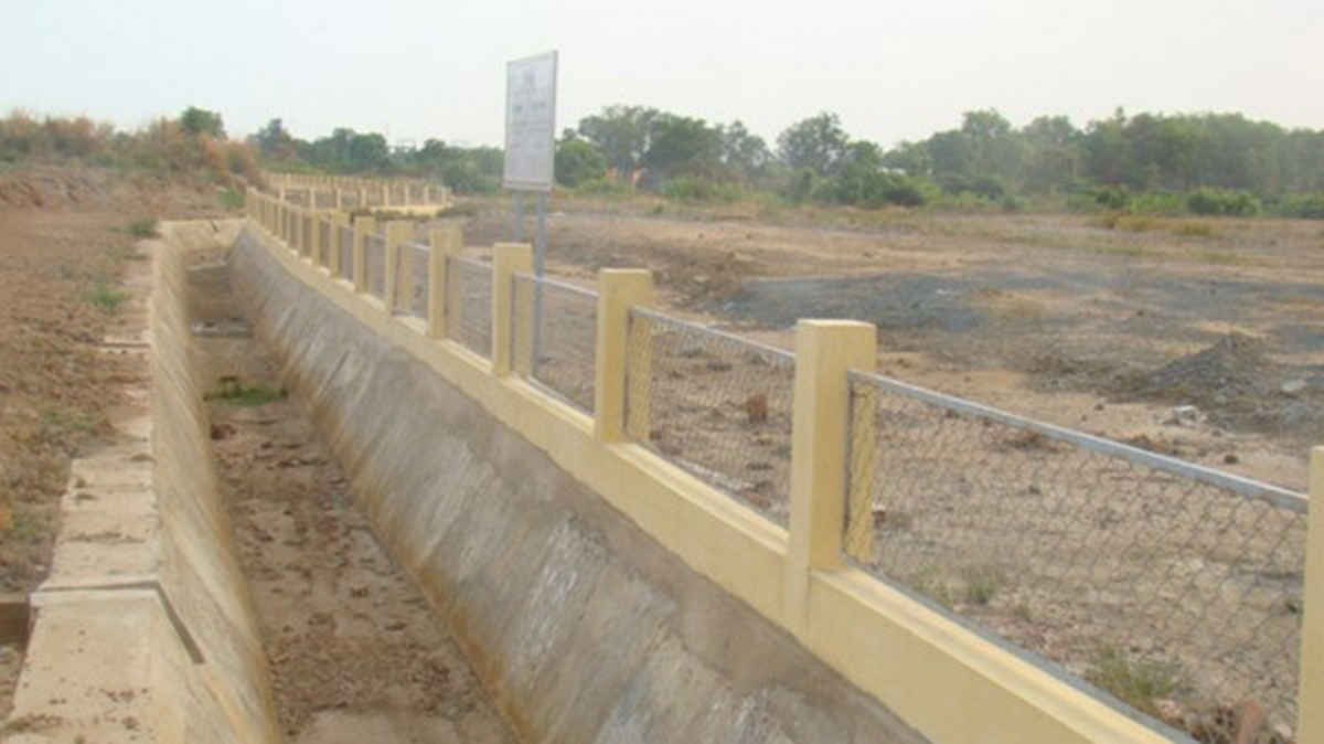Hệ thống tường rào được xây dựng tại sân bay Biên Hòa