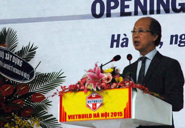 Thứ trưởng Bộ Xây dựng Nguyễn Trần Nam, Trưởng ban Tổ chức Vietbuild Hà Nội 2015 phát biểu khai mực triển lãm
