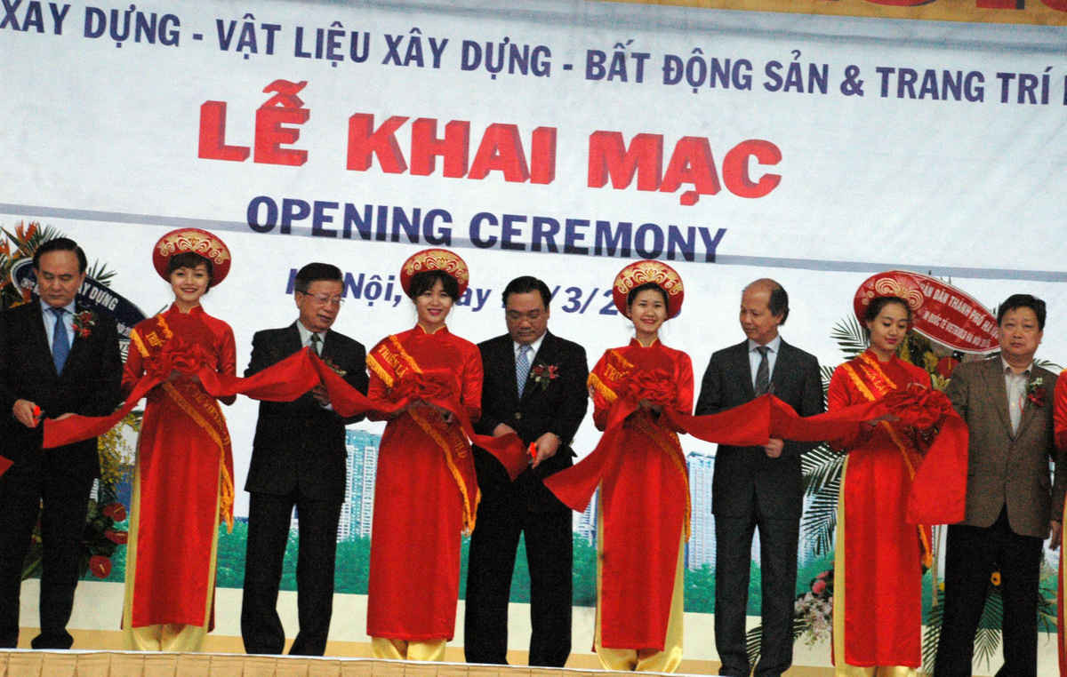 Phó Thủ tướng Hoàng Trung Hải cùng lãnh đạo các bộ, ngành, địa phương cắt băng khai mạc Vietbuild Hà Nội 2015
