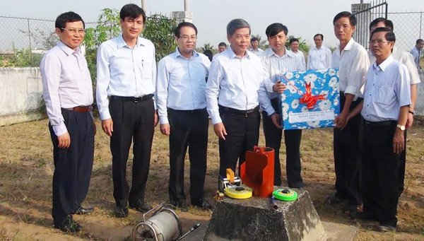 Bộ trưởng Nguyễn Minh Quang trao quà cho các cán bộ Trạm quan trắc nước dưới đất Thủ Thừa 