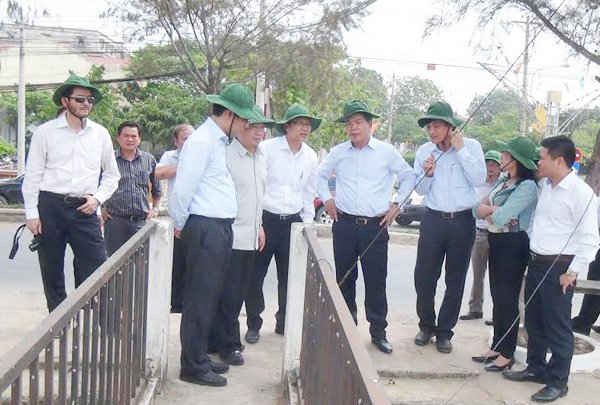 Bộ trưởng Nguyễn Minh Quang thăm Trạm đo mực nước tự động Vĩnh Hưng