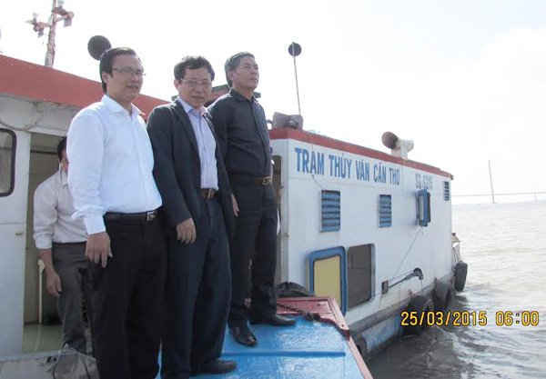 Bộ trưởng Nguyễn Minh Quang thăm Trạm thủy văn Cần Thơ tại điểm quan trắc nổi trên sông Hậu