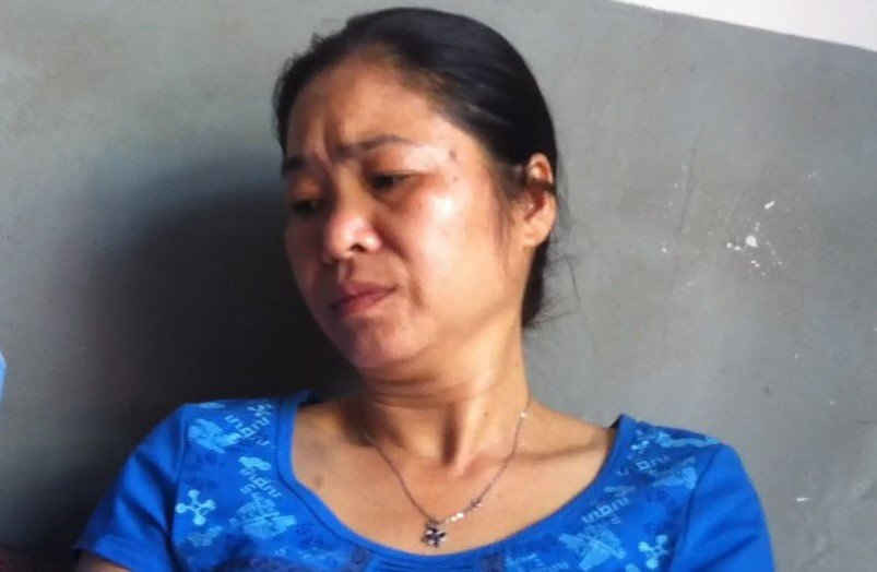 Bà Phan Thị Quyên mẹ của nữ sinh Lê Thị Hà Phương rất đau buồn vì tin xấu 