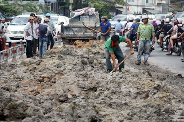 Một vụ đổ trộm bùn thải tại Sài Gòn