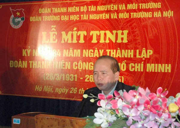PGS-TS Nguyễn Ngọc Thanh - Hiệu trưởng Nhà trường phát biểu với các bạn trẻ nhà trường