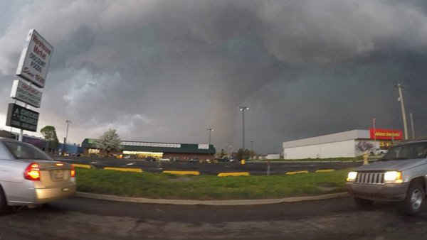 Ảnh được chụp lại từ video cho thấy một đám mây hình phễu trong cơn bão vào hôm thứ Tư (25/3) tại Sand Springs, tiểu bang Oklahoma (Ảnh: AP)