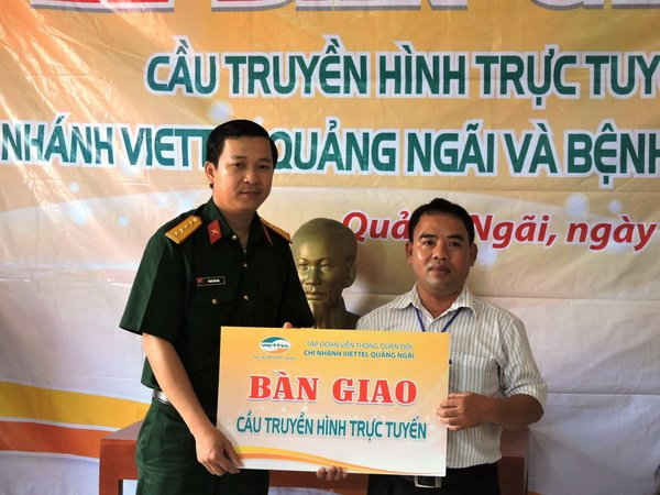 Đại diện Viettel Chi nhánh Quảng Ngãi trao hệ thống cầu truyền hình trực tuyến cho bệnh viện quân dân y Lý Sơn
