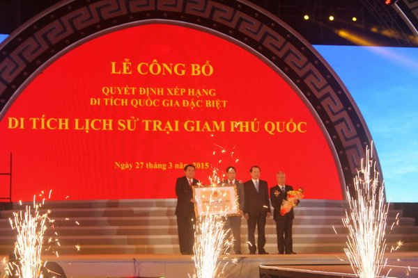 Phó Thủ tướng Vũ Văn Ninh trao quyết định công nhận di tích quốc gia đặc biệt cho Di tích Trại giam tù binh Cộng sản Việt Nam/Phú Quốc.